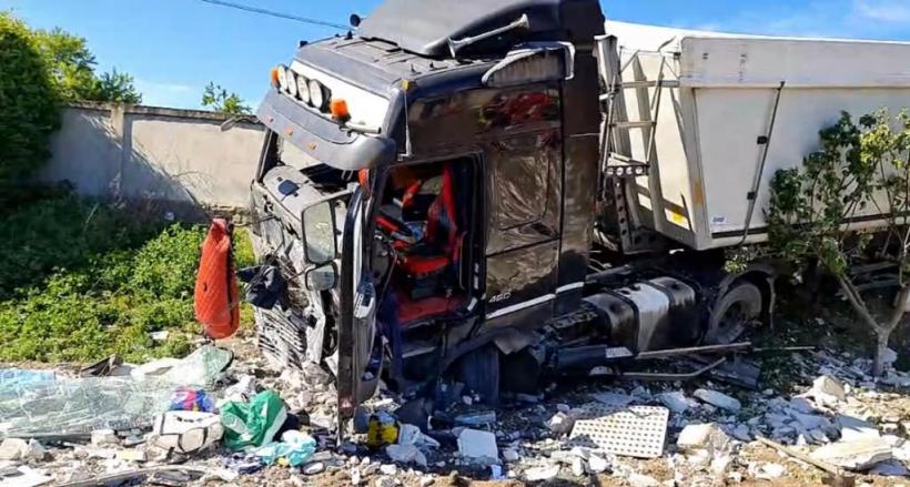 Accident teribil cu 6 victime în Constanța! Două autoturisme au fost spulberate, iar un TIR a intrat în curtea unei case