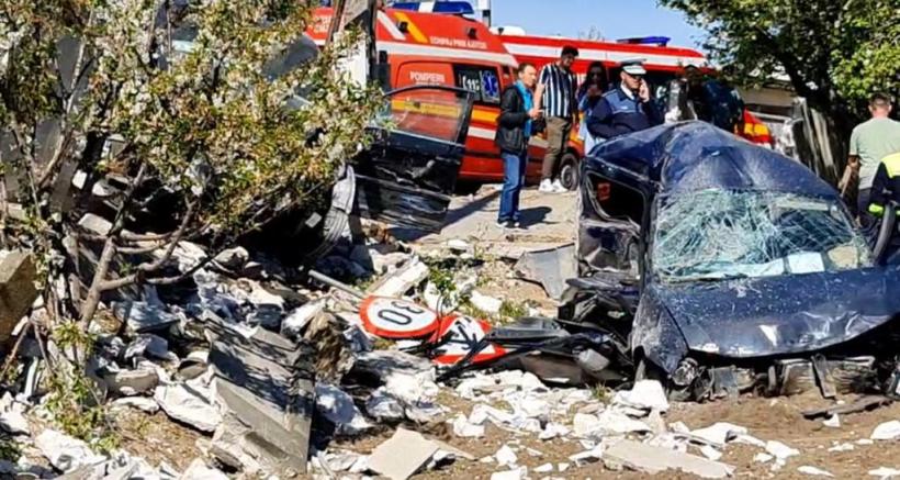 Accident teribil cu 6 victime în Constanța! Două autoturisme au fost spulberate, iar un TIR a intrat în curtea unei case 18837582
