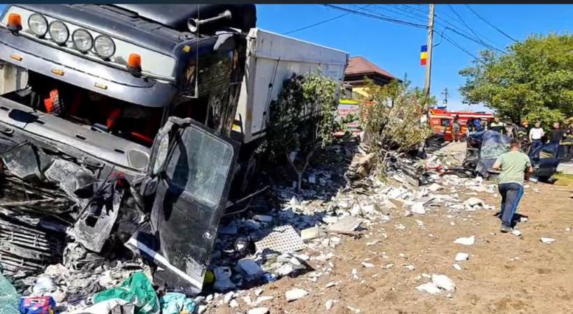 Accident teribil cu 6 victime în Constanța! Două autoturisme au fost spulberate, iar un TIR a intrat în curtea unei case 18837583