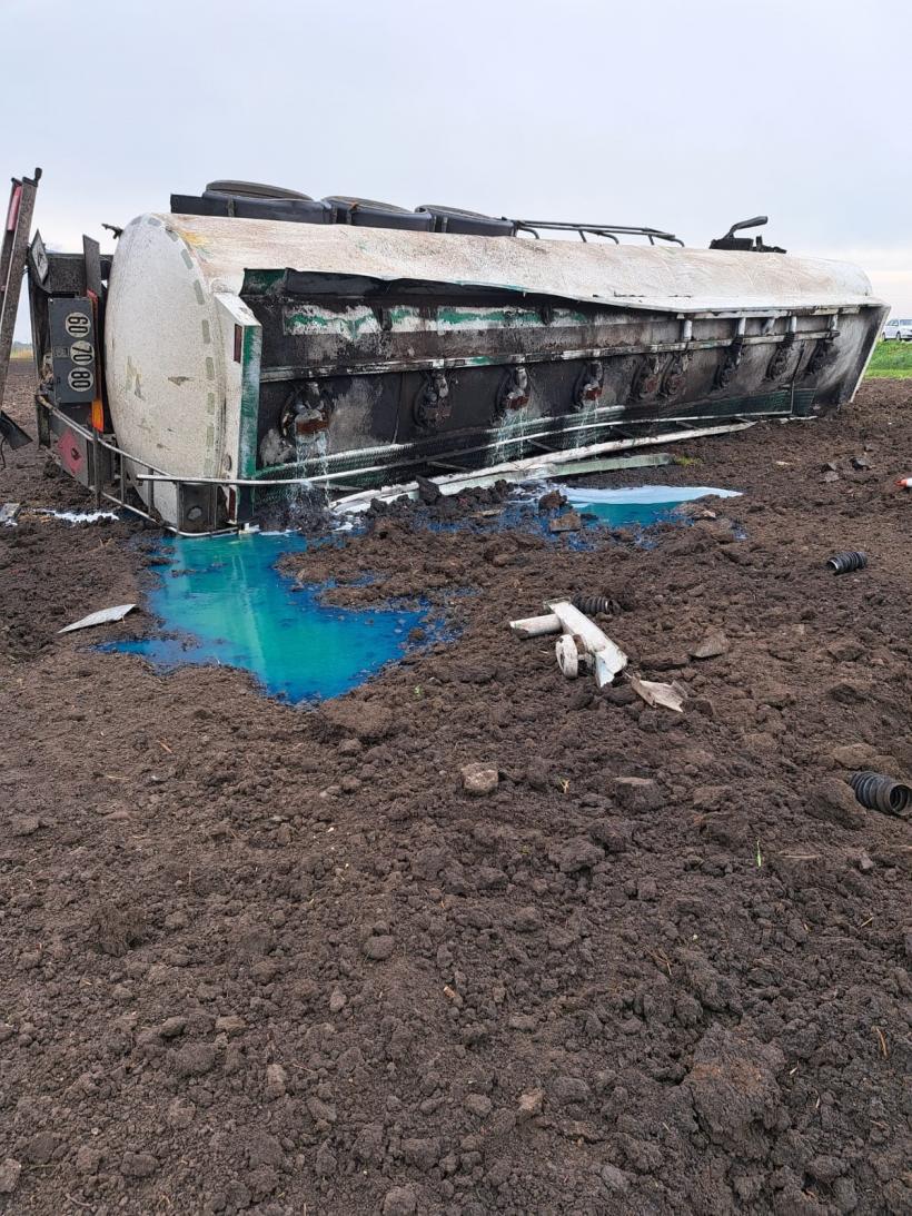 Pericol! O cisternă încărcată cu motorină s-a răsturnat în Neamț 18837693