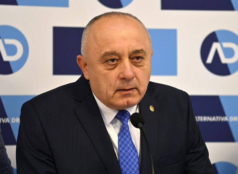 Singura familie care face legea. El - deputat, ea - senatoare. 18837605