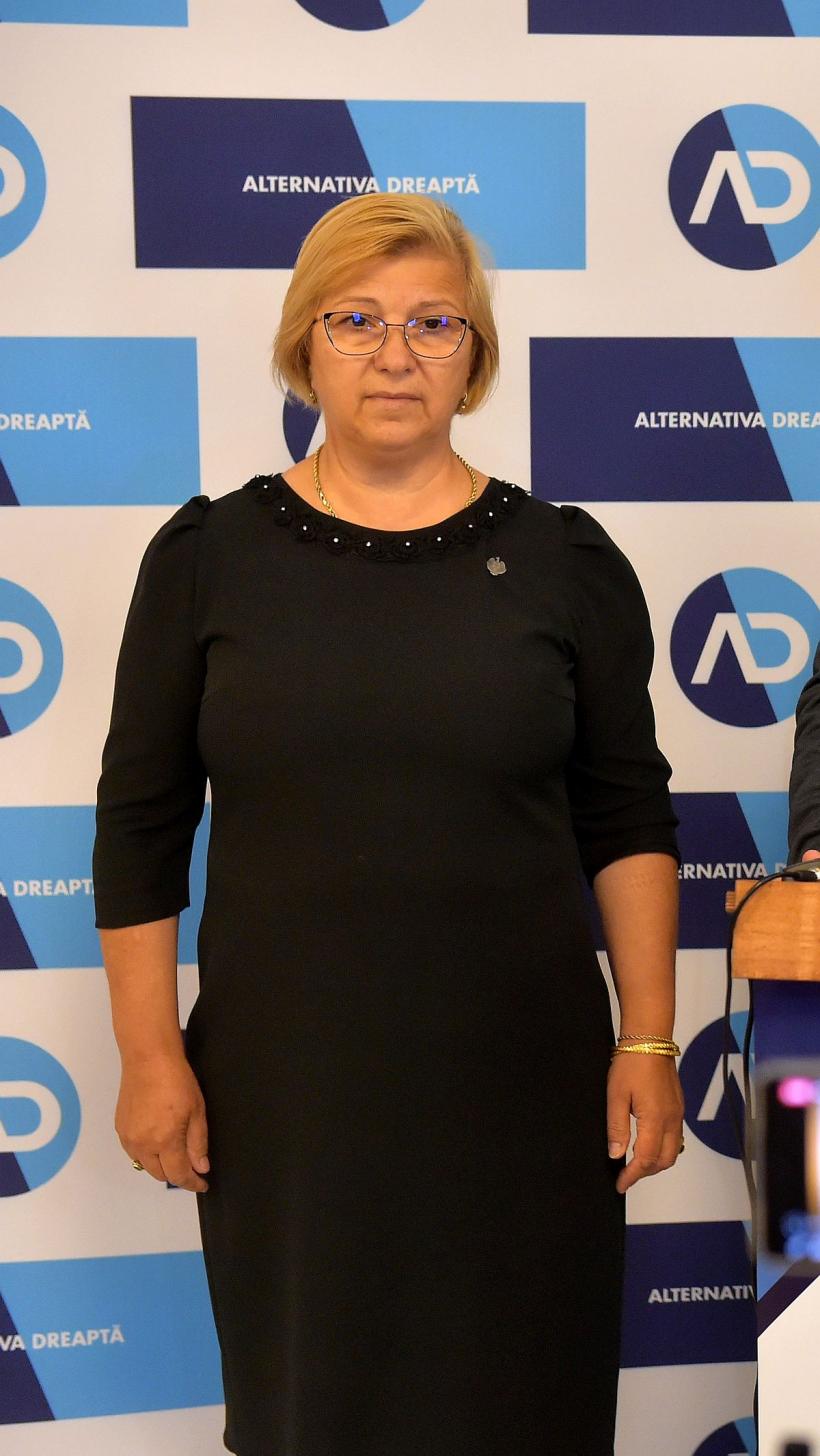 Singura familie care face legea. El - deputat, ea - senatoare. 18837606