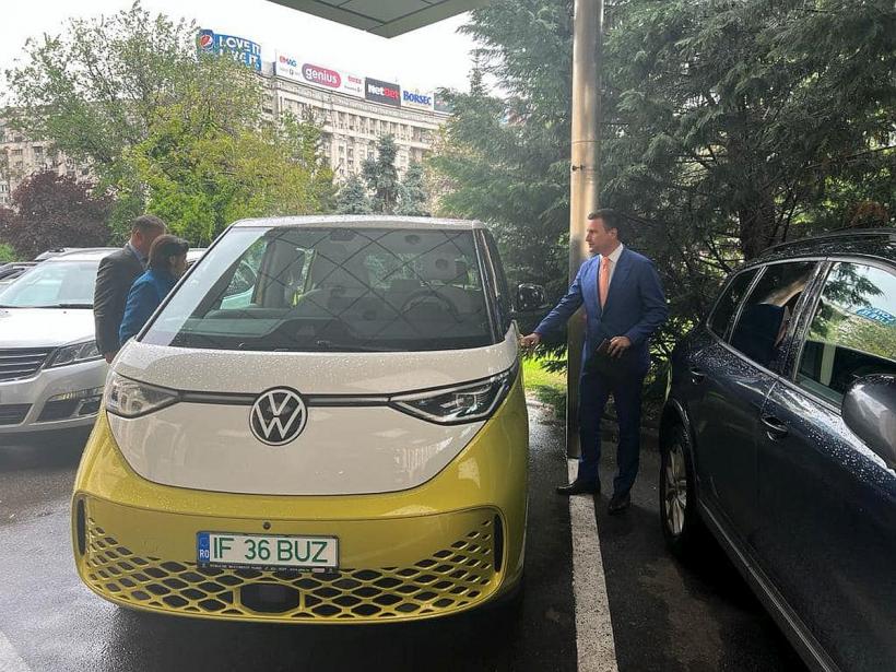 Miniștrii Mediului, Dezvoltării și Finanțelor, călătorie cu un microbuz electric prin București 18837732