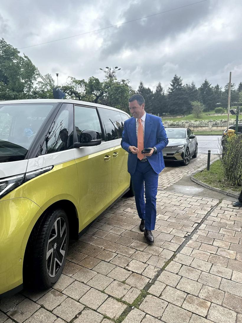 Miniștrii Mediului, Dezvoltării și Finanțelor, călătorie cu un microbuz electric prin București 18837734