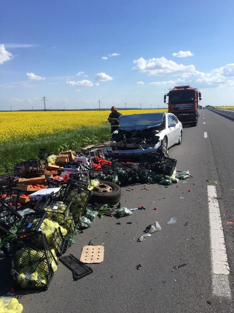 Lăzi cu roșii și ardei au ajuns pe o șosea din Giurgiu, după un accident