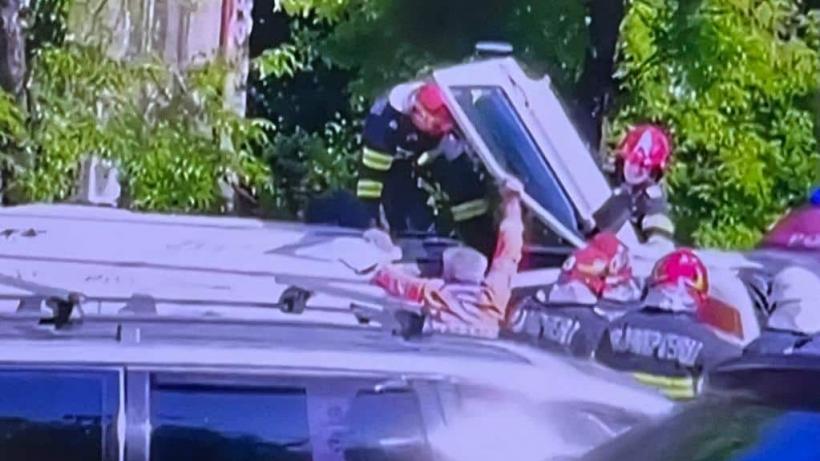 Accident în centrul Bucureștiului. O ambulanță, care transporta o femeie însarcinată, a fost lovită de un autoturism