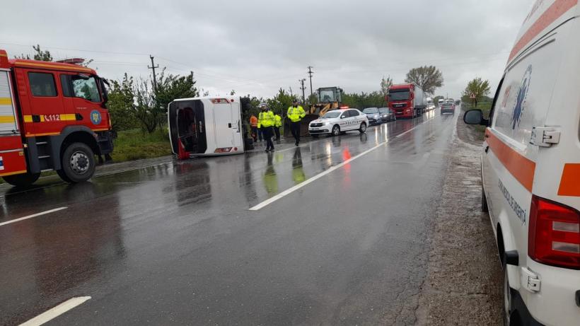 Accident teribil pe DN2E85, la ieșire din municipiul Râmnicu Sărat. Un autocar cu 32 de persoane la bord s-a răsturnat. A fost activat planul roșu de intervenție