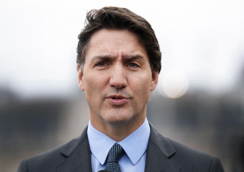 Bărbatul care a aruncat cu pietriș în premierul canadian Trudeau, condamnat la arest la domiciliu