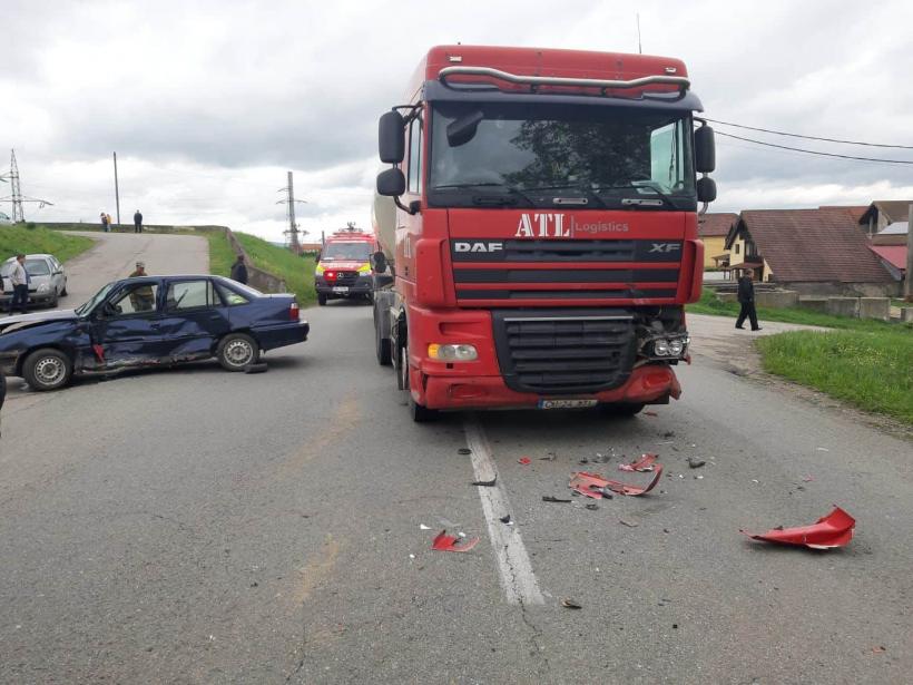 Accident în Târgu Jiu. Un TIR s-a ciocnit de un autoturism. Două persoane au fost rănite