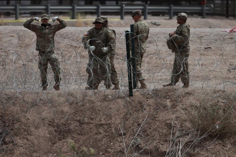 Guvernatorul Texasului desfăşoară Garda Naţională la frontiera cu Mexicul și îl critică pe Biden