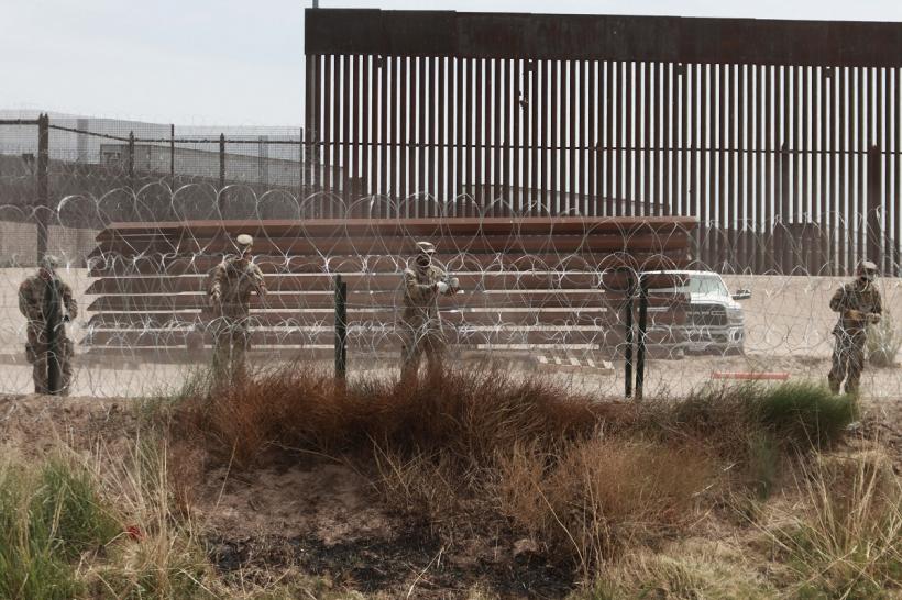 Guvernatorul Texasului desfăşoară Garda Naţională la frontiera cu Mexicul și îl critică pe Biden 18838483