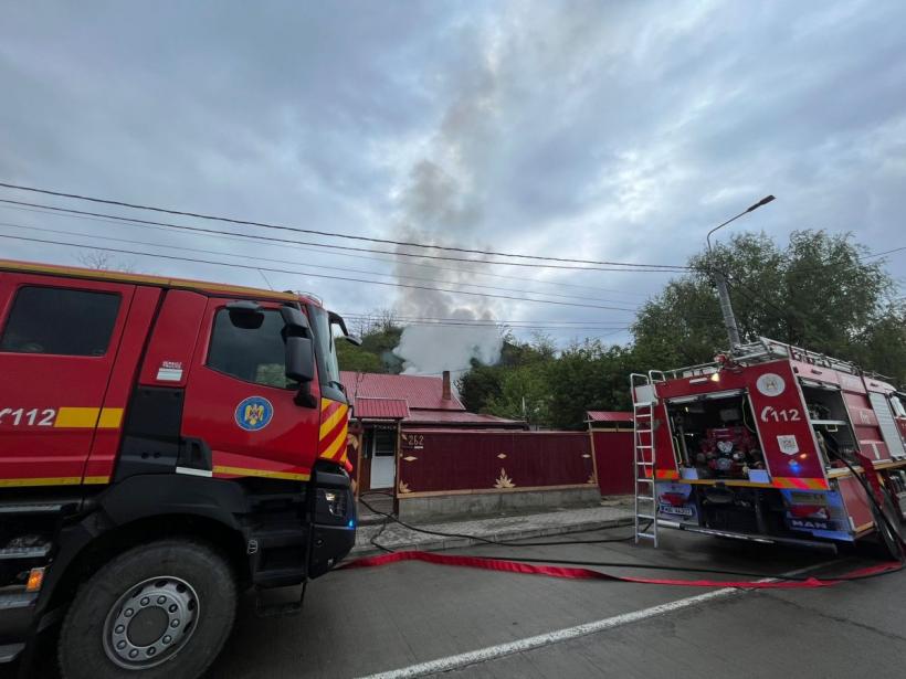 Incendiu la o anexă gospodărească cu posibilitatea de propagare în municipiul Tulcea