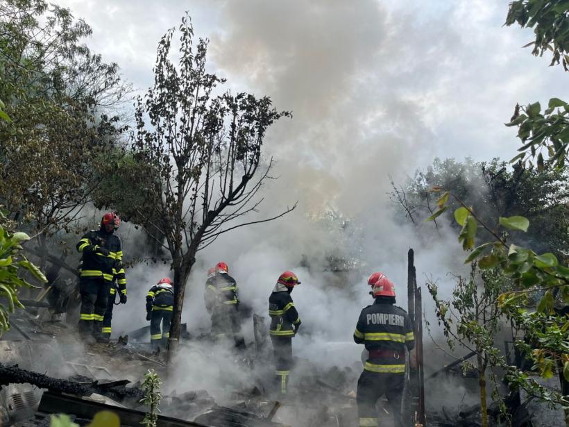 Incendiu la o anexă gospodărească cu posibilitatea de propagare în municipiul Tulcea 18838602