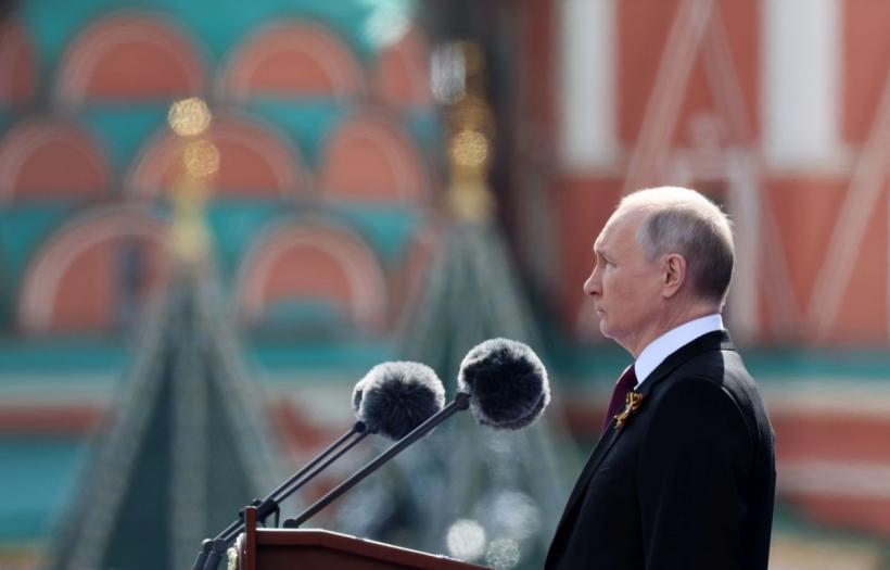 Realitate paralelă: Putin le vinde rușilor iluzii, la o paradă cu un singur tanc și fără avioane
