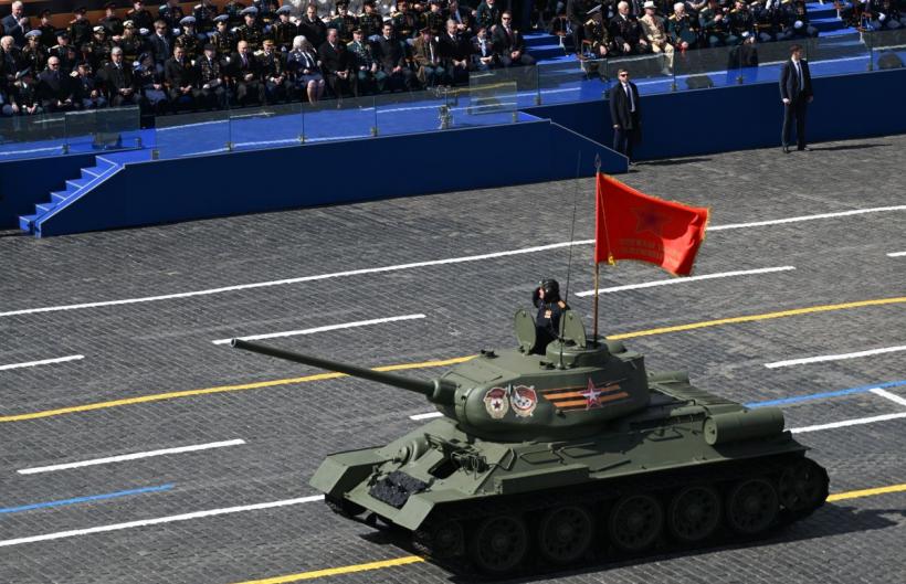 Realitate paralelă: Putin le vinde rușilor iluzii, la o paradă cu un singur tanc și fără avioane 18838597