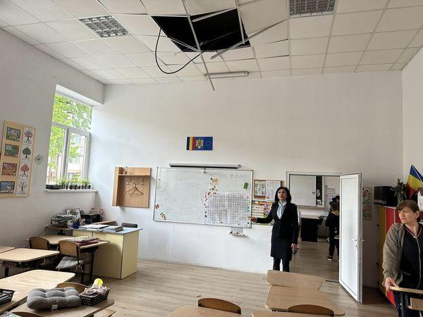 Tavanul fals al unei școli primare din Neamţ s-a prăbuşit!  