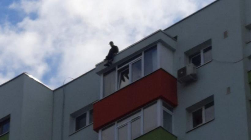 Sinucidere șocantă în Capitală. Un bărbat s-a aruncat în gol de la etajul 10 al unui bloc, spre groaza trecătorilor