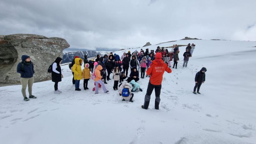 Copii din Vâlcea, în pantofi sport, prin zăpadă, în zona Babelor și a Sfinxului: Sunt convins că data viitoare nu vor mai veni în adidași pe munte