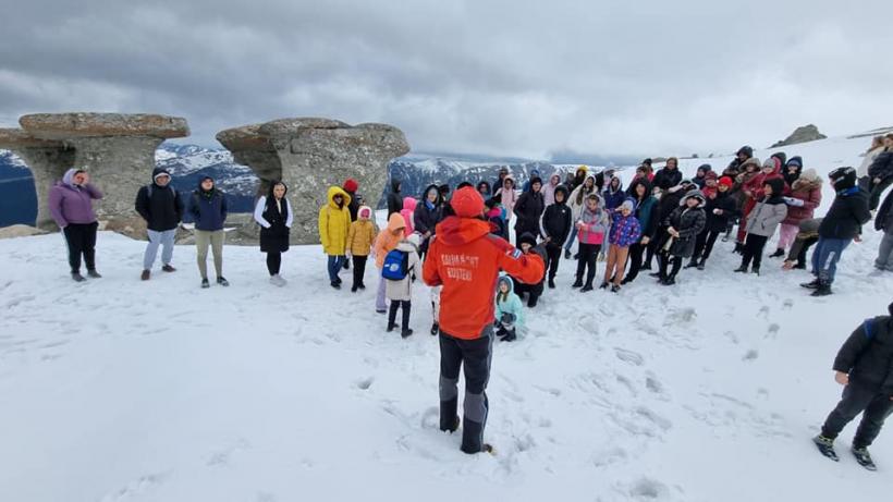 Copii din Vâlcea, în pantofi sport, prin zăpadă, în zona Babelor și a Sfinxului: Sunt convins că data viitoare nu vor mai veni în adidași pe munte 18839014