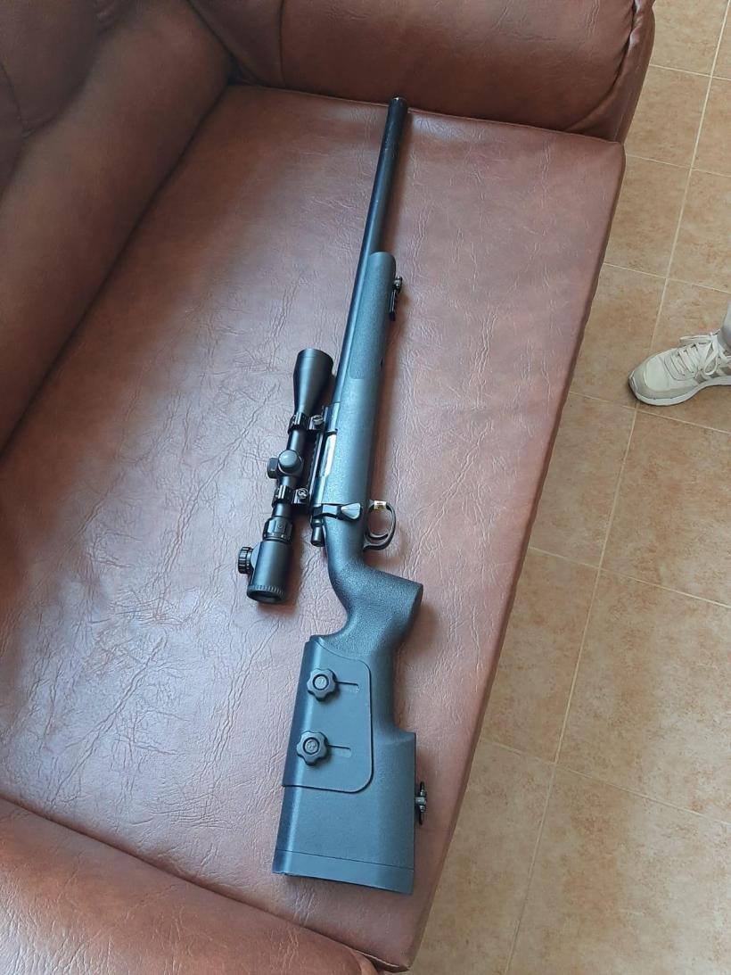 Un elev de 7 ani din Constanța a mers la școală cu o armă cu lunetă de tip airsoft