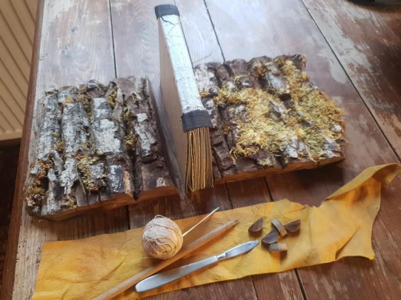 Hârtierul din Apuseni. Cărți din flori de grădină și petale de trandafiri 18838870