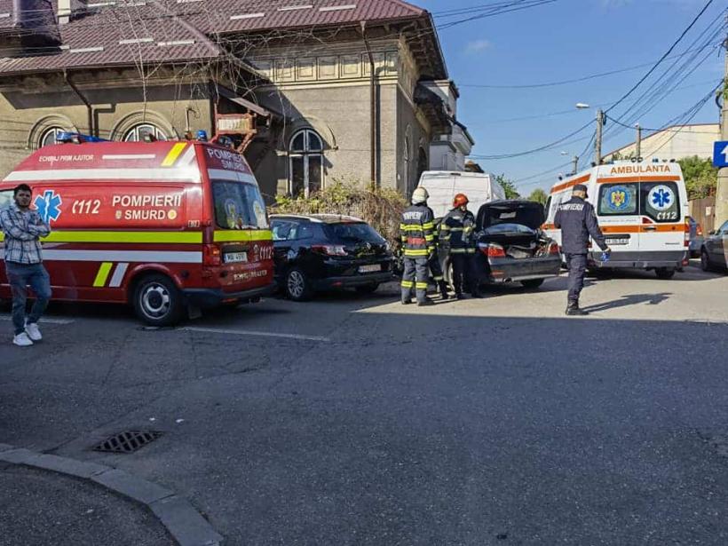 Trei mașini parcate, avariate după un accident între alte două autoturisme la Ploiești