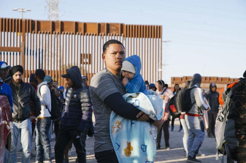 Criză majoră în SUA: mii de migranți din Mexic forțează intrarea