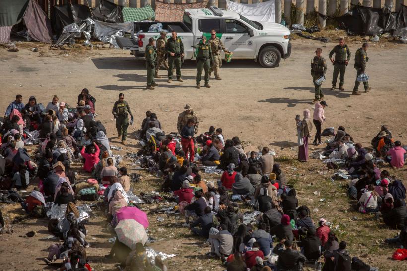 Criză majoră în SUA: mii de migranți din Mexic forțează intrarea 18839039