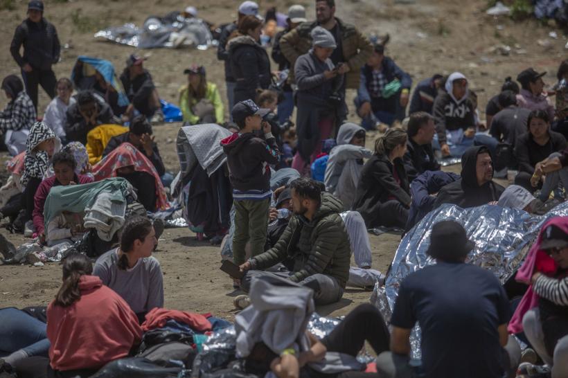 Criză majoră în SUA: mii de migranți din Mexic forțează intrarea 18839041