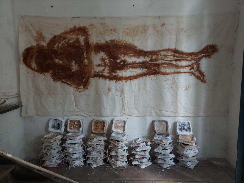 Interpretare modernă a artei primitive și cea mai caldă culoare, albastrul, în mai la Celula de Artă 18838965