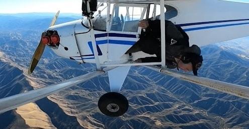Incredibil: Un influencer s-a prăbușit intenționat cu avionul pentru a obține vizualizări pe internet