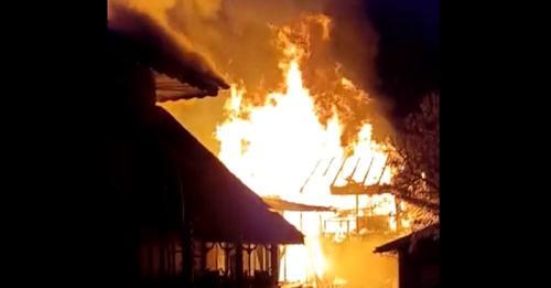 Incendiu violent în Prahova! O casă și un atelier de mobilă au fost făcute scrum