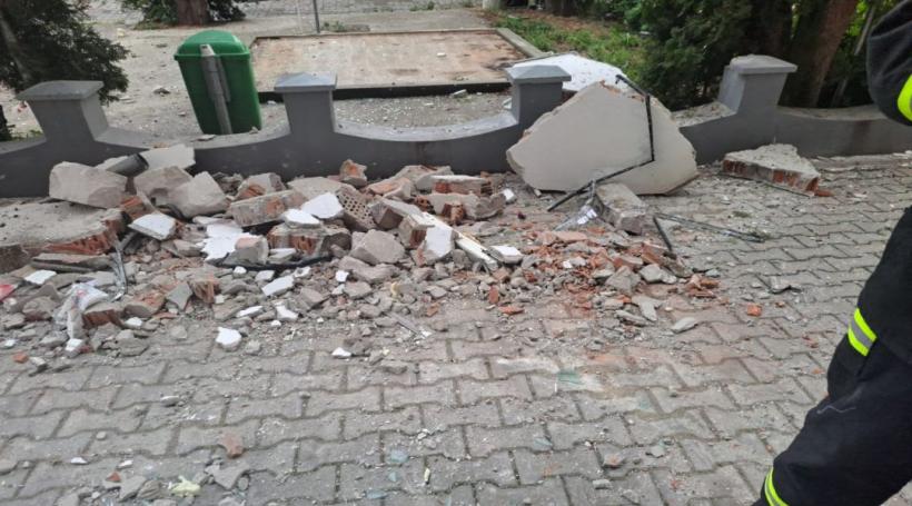 Un apartament a sărit în aer în Timiș: Două persoane au ajuns la spital