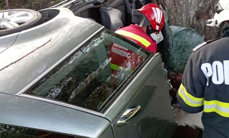 Un mort și un rănit grav după ce o mașină a intrat într-un copac la Vaslui 18839309