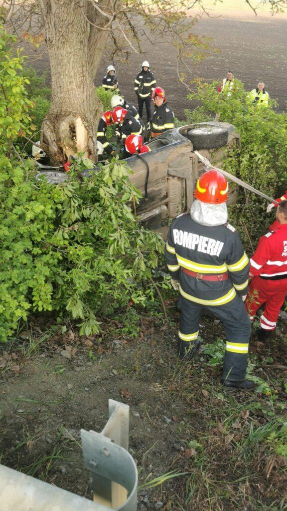 Un mort și un rănit grav după ce o mașină a intrat într-un copac la Vaslui 18839310