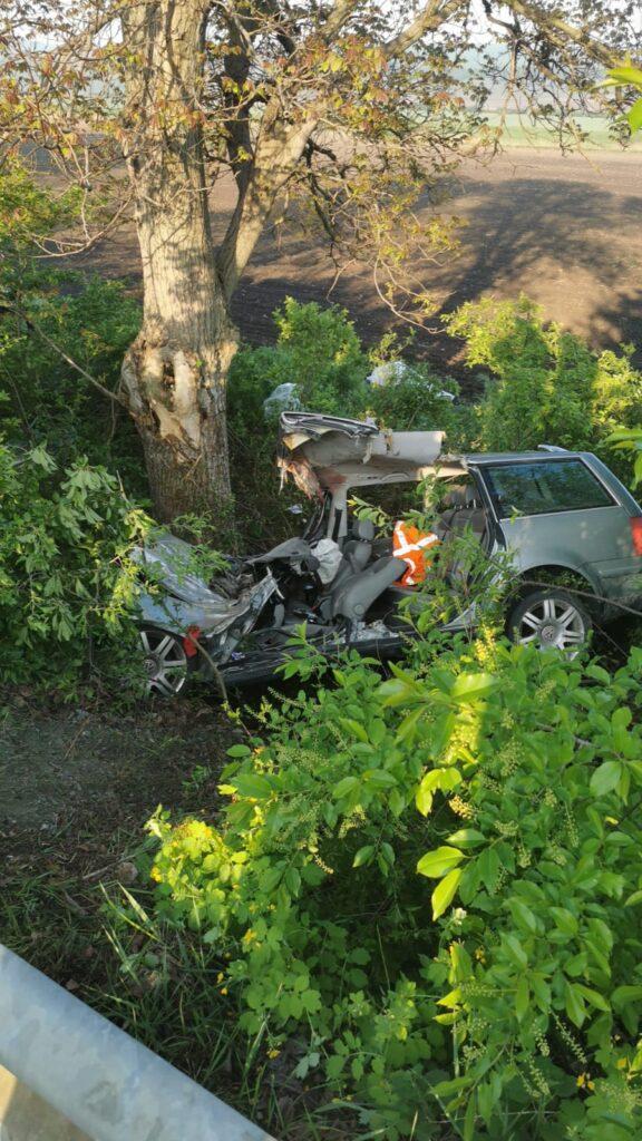 Un mort și un rănit grav după ce o mașină a intrat într-un copac la Vaslui 18839311