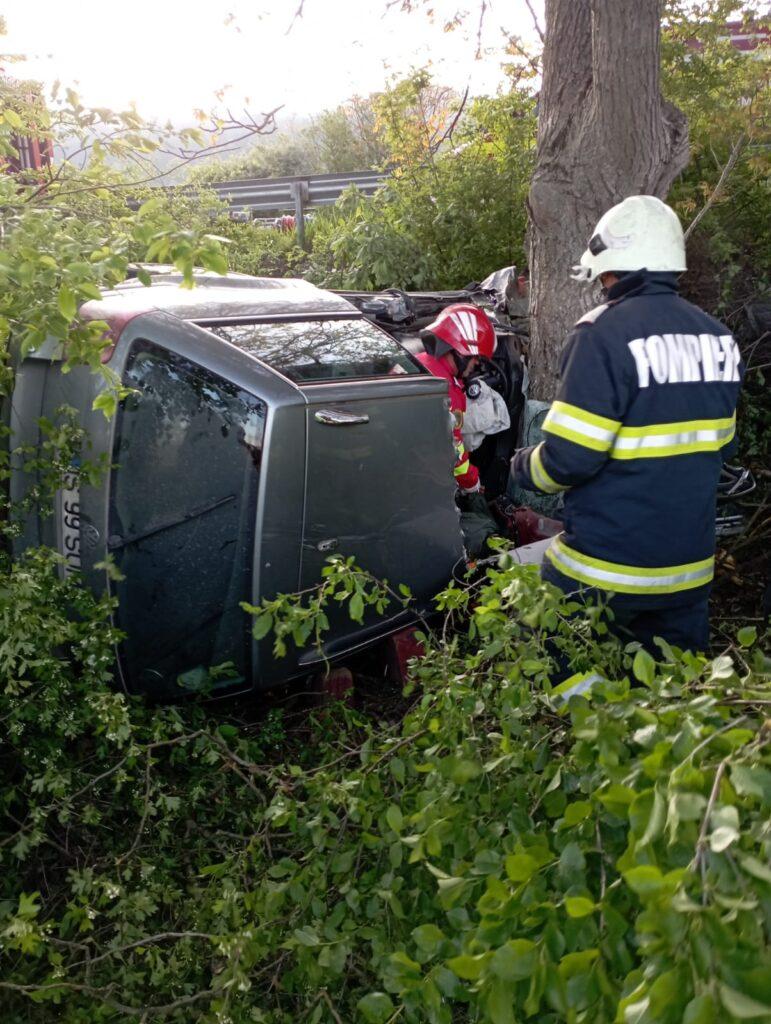 Un mort și un rănit grav după ce o mașină a intrat într-un copac la Vaslui 18839312