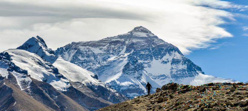 Un șerpaș nepalez devine a doua persoană din lume care a escaladat Everestul de 26 de ori