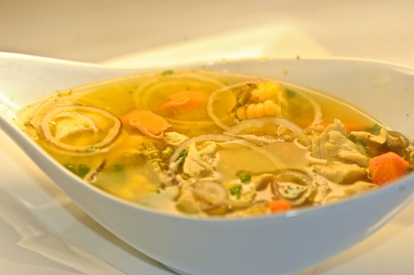 Trei supe cu poveste: parmentier, minestrone și supa de ceapă