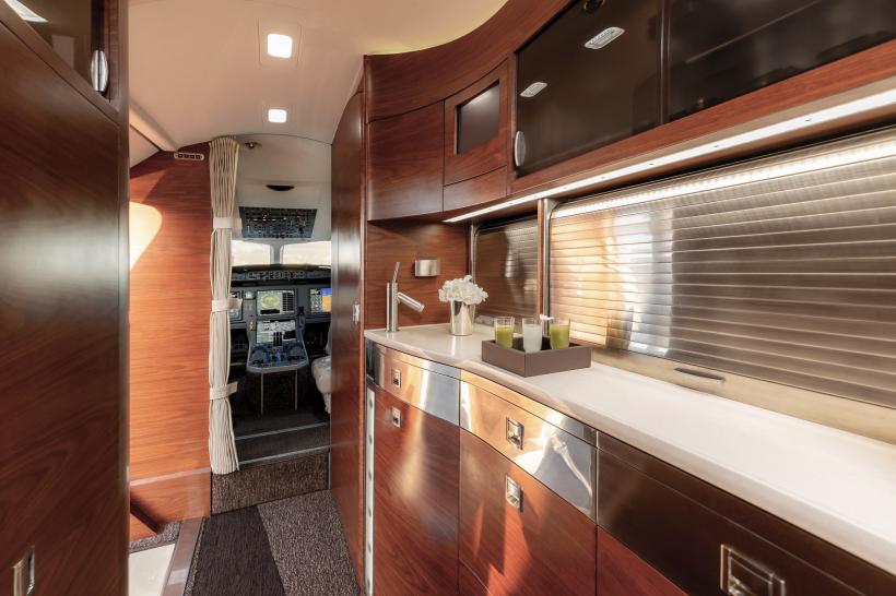 Cum arată avionul de lux care îl va duce pe Klaus Iohannis în Islanda. Vizita va avea loc în perioada 16-17 mai 2023 18839538