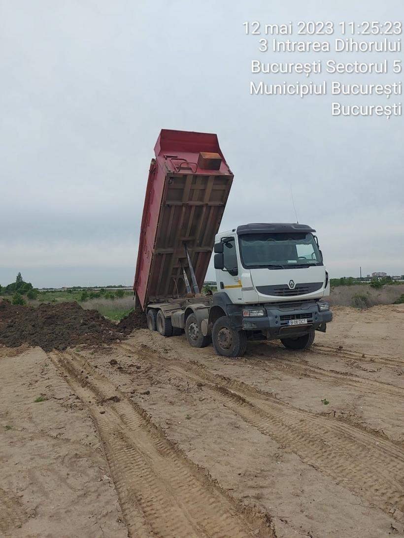 Camioane care descărcau ilegal deșeuri în Sectorul 5, confiscate de autorități FOTO și VIDEO 18839474