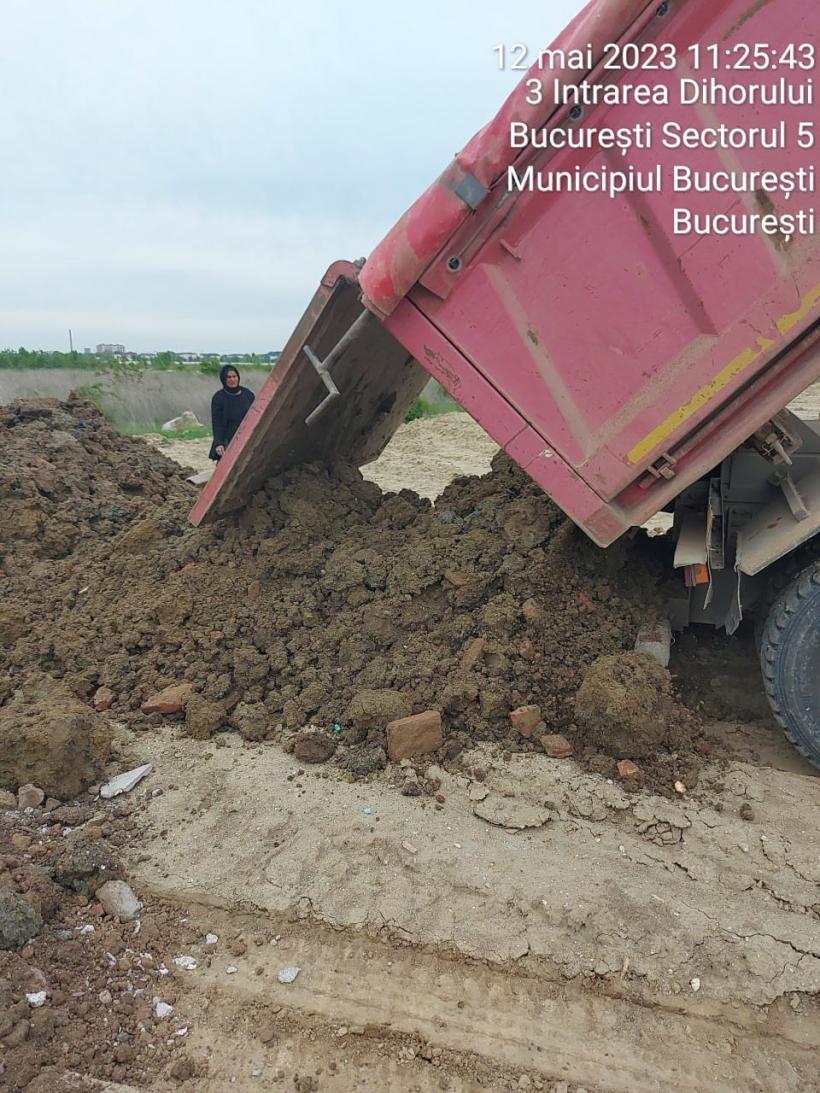 Camioane care descărcau ilegal deșeuri în Sectorul 5, confiscate de autorități FOTO și VIDEO 18839475