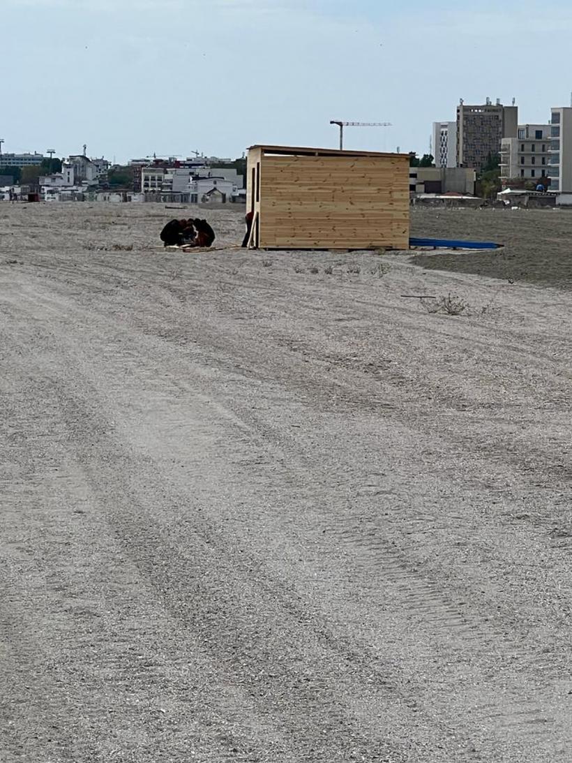 La jumătatea lunii mai, plajele încă nu sunt amenajate 18839351