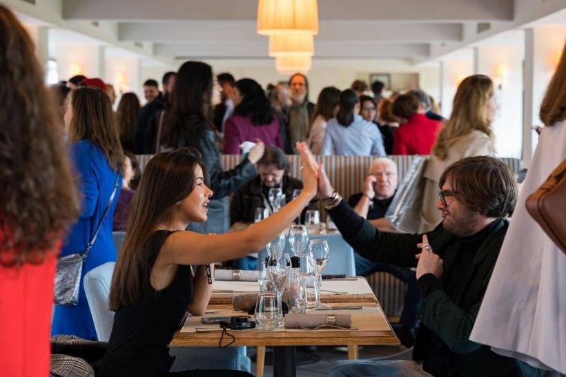 De la numărul de vizitatori, până la numărul achizițiilor de opere de artă – prima ediție RAD Art Fair a fost, în egală măsură, un succes și o bucurie! 18839492