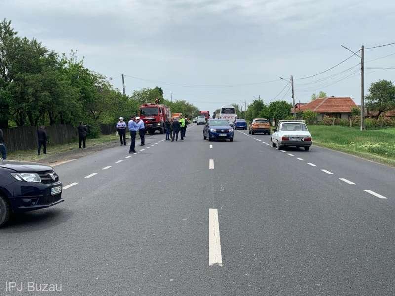 O dubă care transporta deținuți s-a lovit de o mașină de poliție, pe un drum din județul Buzău