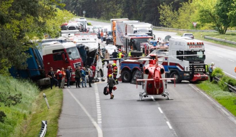 Accident cumplit cu un mort și zeci de răniţi, în Slovacia. Un șofer român ar fi implicat în coliziune