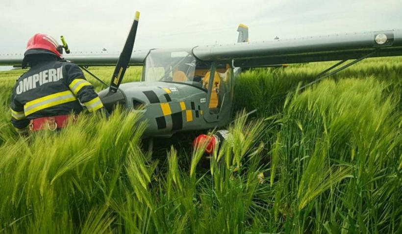 Un avion de mici dimensiuni a aterizat forţat pe un câmp din Ialomița, după ce a rămas fără combustibil