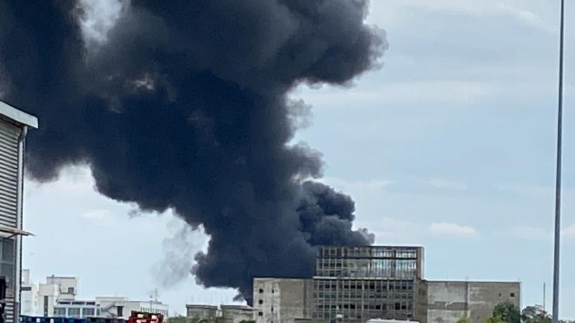 Incendiu cu mari degajări de fum pe platforma Săvinești, județul Neamț