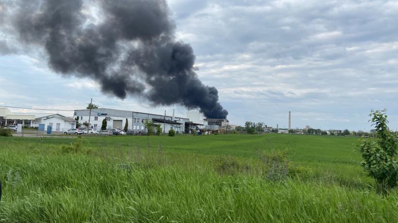 Incendiu cu mari degajări de fum pe platforma Săvinești, județul Neamț 18840152