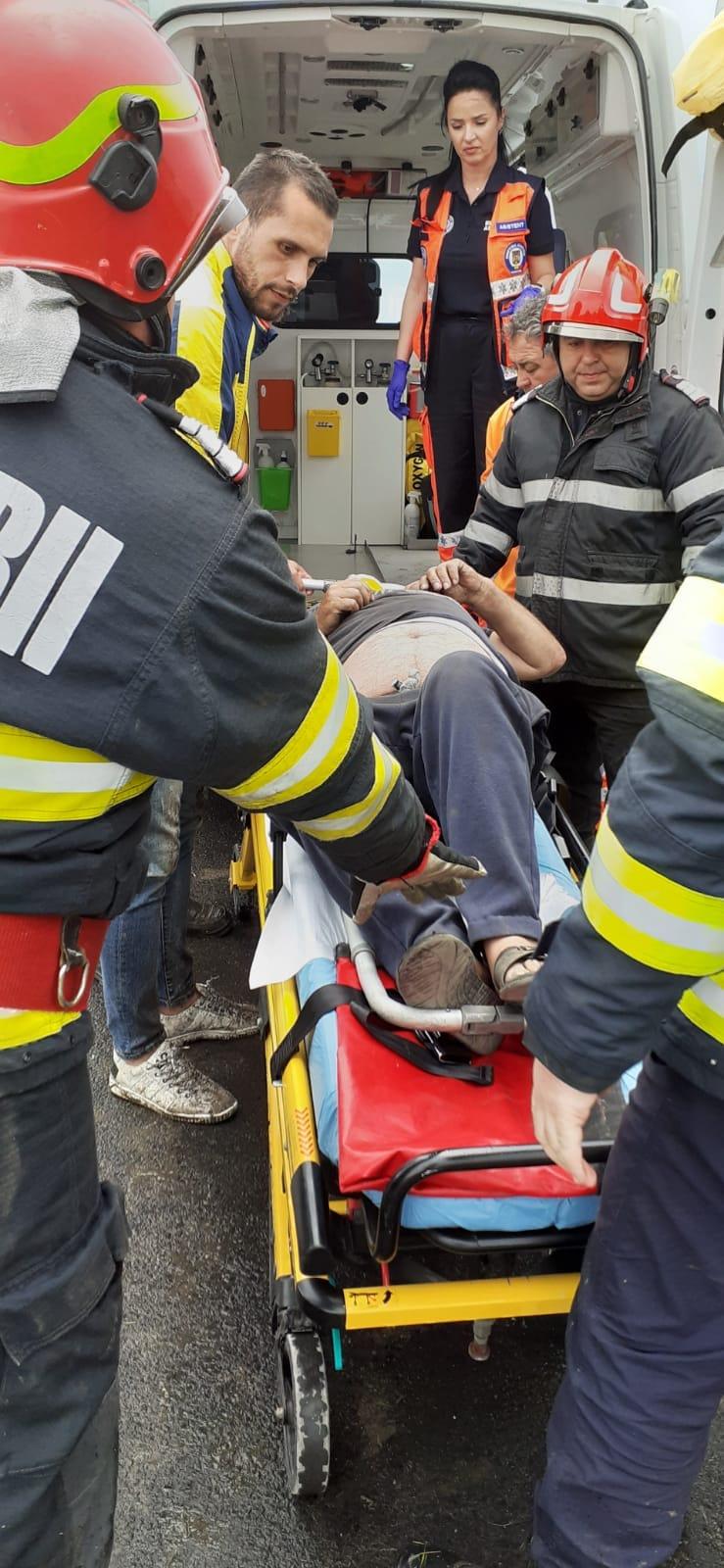 Accident pe DJ 201 B în Ialomița. Un autocamion cu remorcă, a derapat, iar remorca acestuia s-a răsturnat. O persoană a fost rănită 18840361